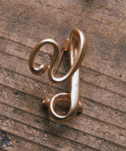 イニシャルブローチ