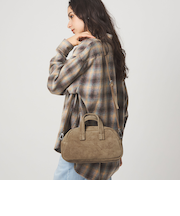 ＜CHRISTIAN VILLA＞ボストンバッグ（スエード）