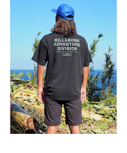 【OUTLET】BILLABONG メンズ 【A/DIV.】 ADIV LOGO 2.0 Tシャツ  【WIDE FIT】【2025年夏モデル】