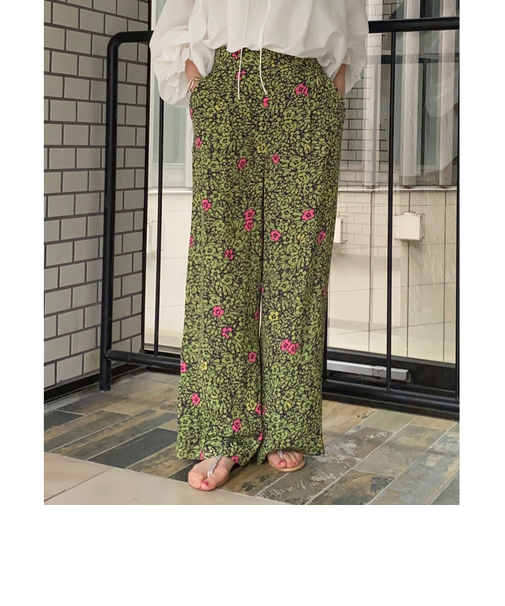 ポイントフラワープリント フロントタックセミワイドパンツ