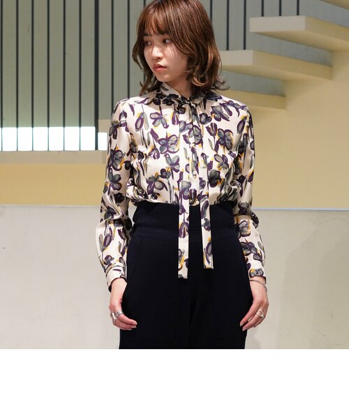 シルククローバープリント ボウタイブラウス｜トゥモロ－ランドの