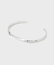 真鍮製アソートバングル ー 洗練された大人のアクセント