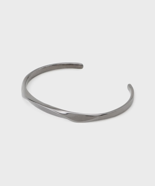 真鍮製アソートバングル ー 洗練された大人のアクセント