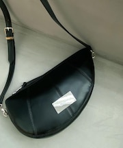 アシンメトリーハーフムーンショルダーバッグ