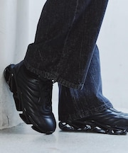 インサイドシューレーススニーカー