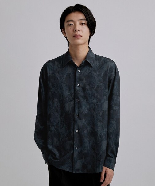アブストペイント柄シャツ