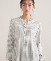 【洗える／透けにくい】ジオメ柄プリントブラウス