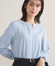 【洗える／透けにくい】ジオメ柄プリントブラウス