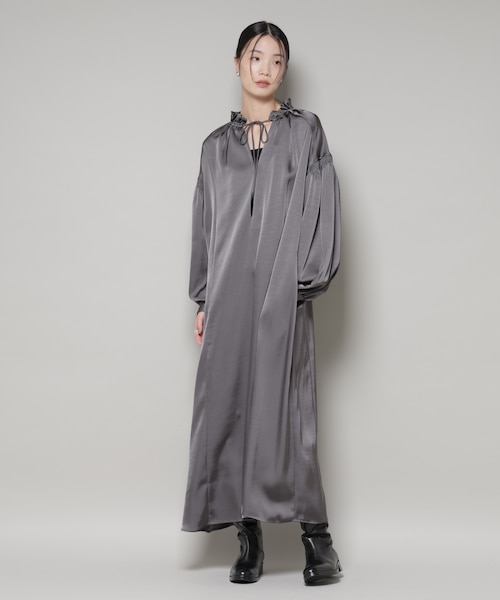 シャーリングギャザースリーブサテンマキシワンピース｜ナノ_