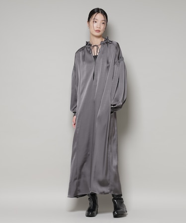 シャーリングギャザースリーブサテンマキシワンピース