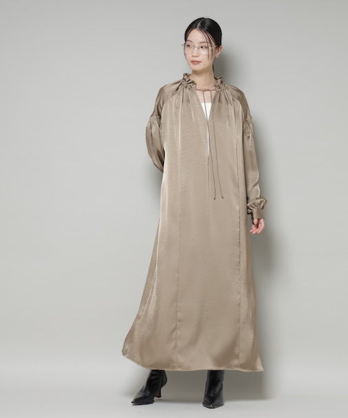 シャーリングギャザースリーブサテンマキシワンピース