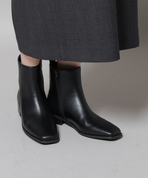 スクエアトゥフラットブーツ