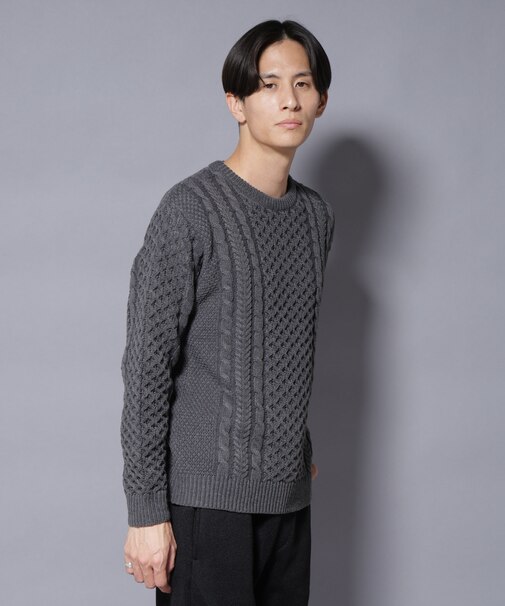 ローゲージケーブルニット