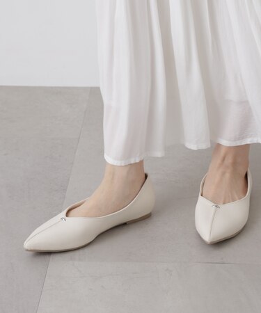 ポインテッドトゥフラットモチーフパンプス