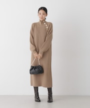 釦ディティールニットワンピース