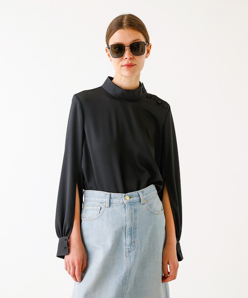 サテンハイネックブラウス