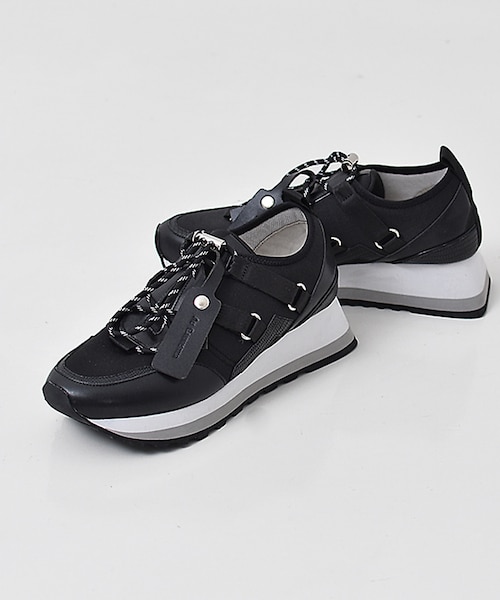 軽量】フロントジップスニーカー｜ダイアナのアウトレット通販｜三井