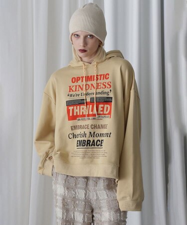 GRAPHIC HOODED SWEAT