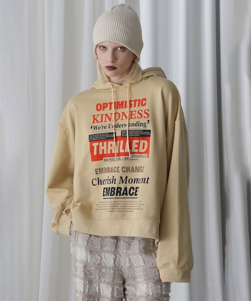 GRAPHIC HOODED SWEAT