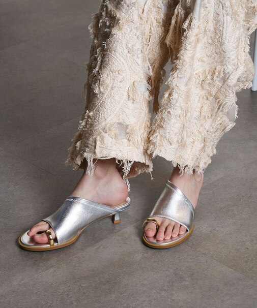 LE VERNIS TOE RING SANDALS