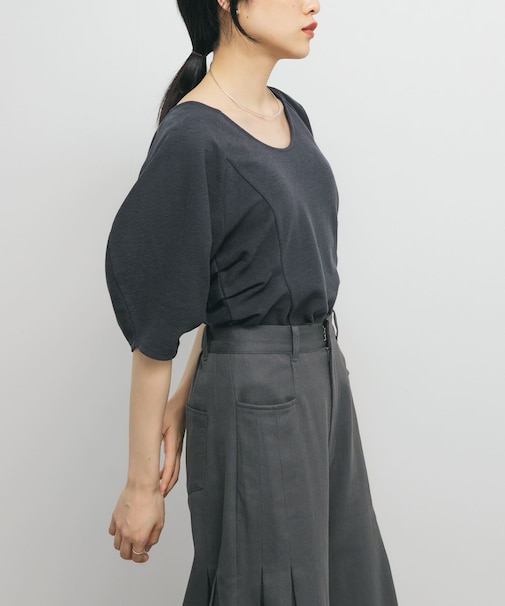 Uネックブークレトップス