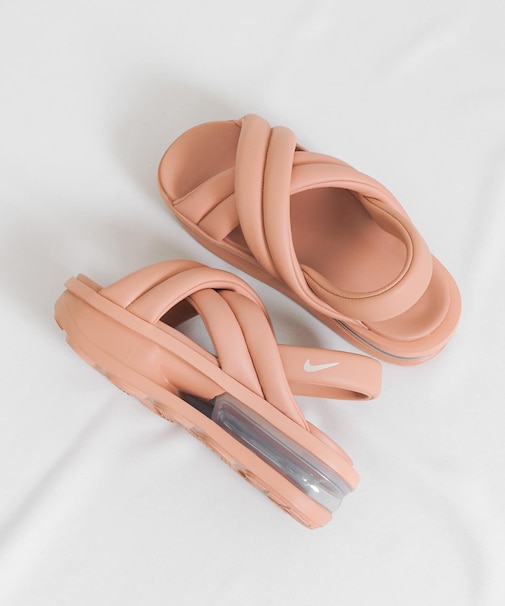 NIKE エアマックスアイラサンダル