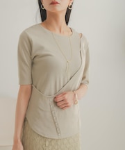 レイヤードボタンディテールトップ