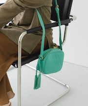 タッセル付ステッチショルダーバッグ