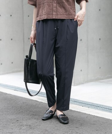タックテーパードストレッチパンツ