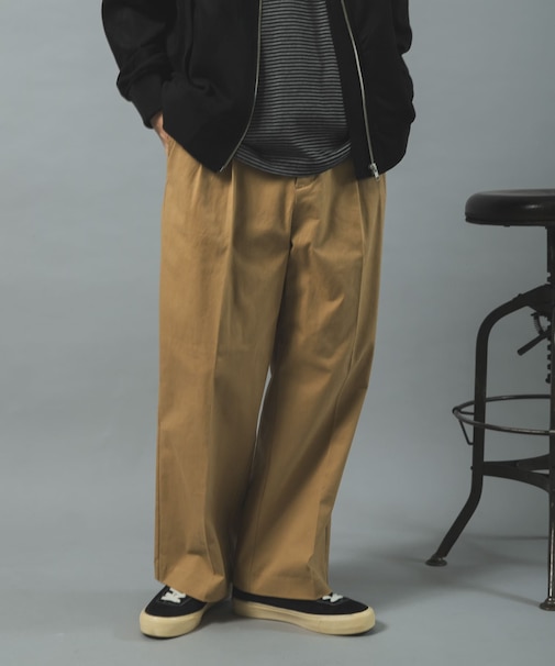 Wide Fit ストレートタックチノトラウザー