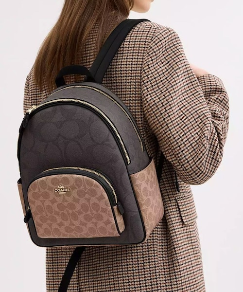 公式】コート バックパック・ブロックド シグネチャー キャンバス