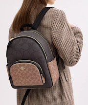 【公式】コート バックパック・ブロックド シグネチャー キャンバス