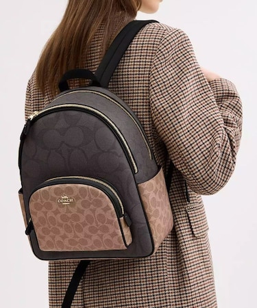 【公式】コート バックパック・ブロックド シグネチャー キャンバス