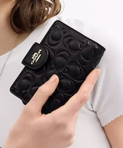 【公式】ミディアム コーナー ジップ ウォレット・シグネチャー レザー