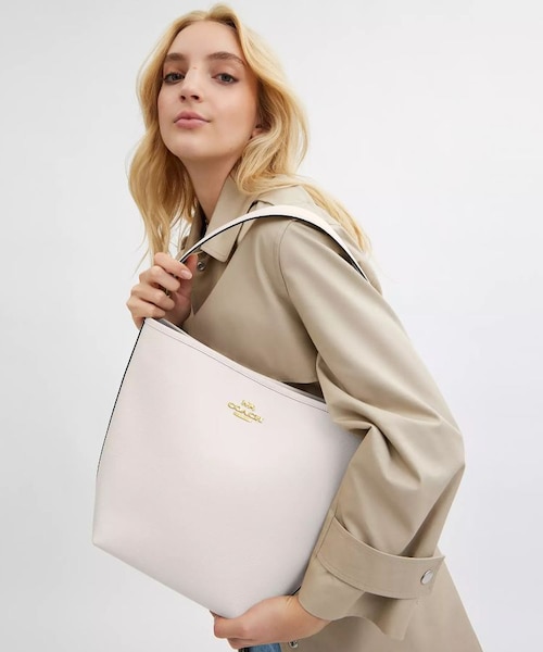 公式】カーリー キャリーオール バッグ・シグネチャー キャンバス