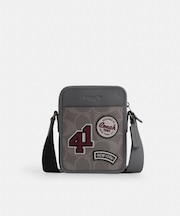 【公式】サリバン クロスボディ バッグ・マキシ シグネチャー キャンバス・パッチ