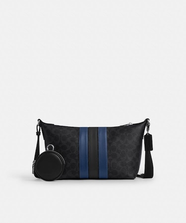 【公式】スモール フィン クロスボディ バッグ・ポーチ・シグネチャー キャンバス・ヴァーシティ ストライプ