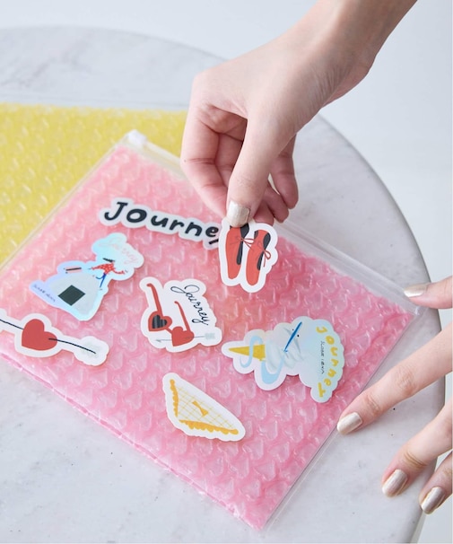 akiishibashiプチプチポーチ&ステッカー