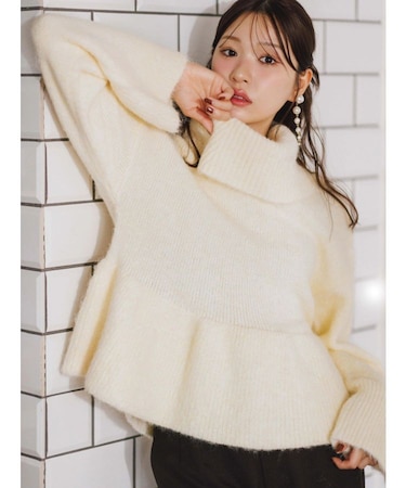 【WEB限定カラーあり】オフタートルペプラムニット