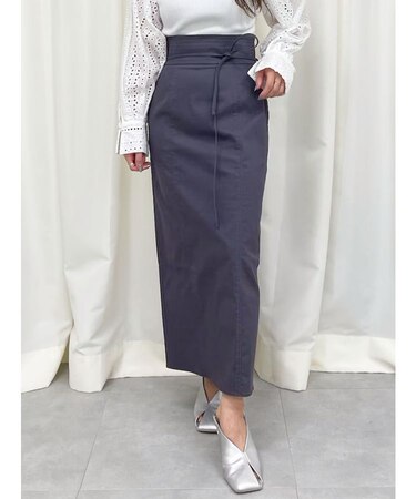 ステッチベルトタイトスカート