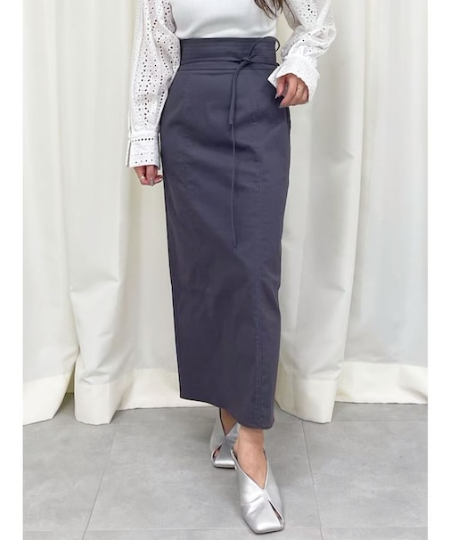 ステッチベルトタイトスカート