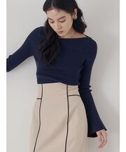 アシンメトリードレープフレアスリーブニット