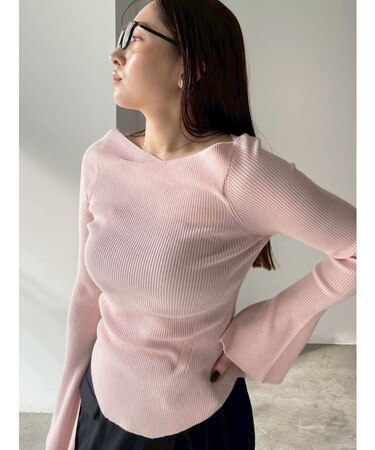 アシンメトリードレープフレアスリーブニット