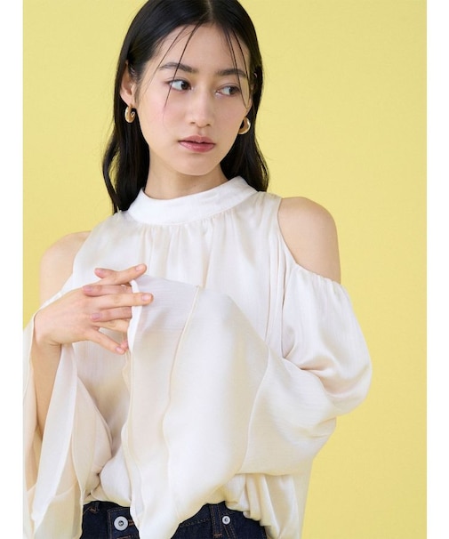 オープンショルダーボリュームブラウス
