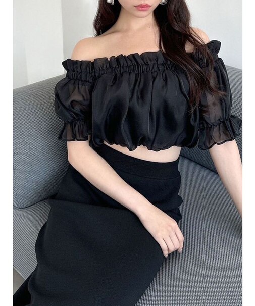 クロップドオフショルトップス