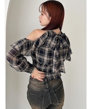 ホルターネックラッフルブラウス