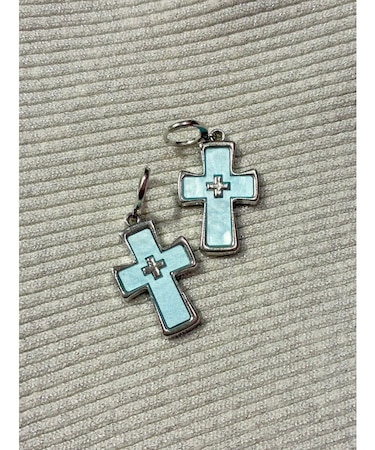 クロスモチーフピアス