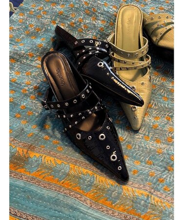 ハトメポインテッドパンプス