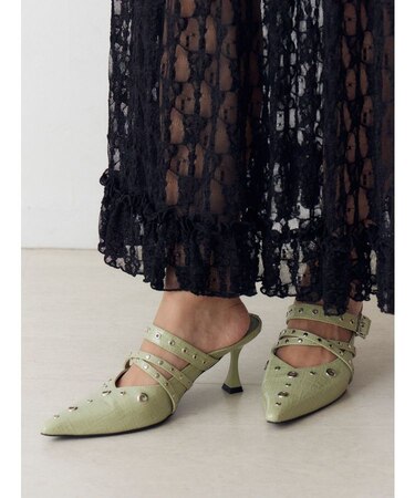 ハトメポインテッドパンプス