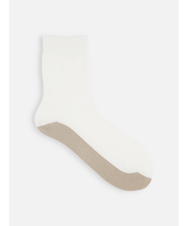 足底汚れが目立たない白ソックス